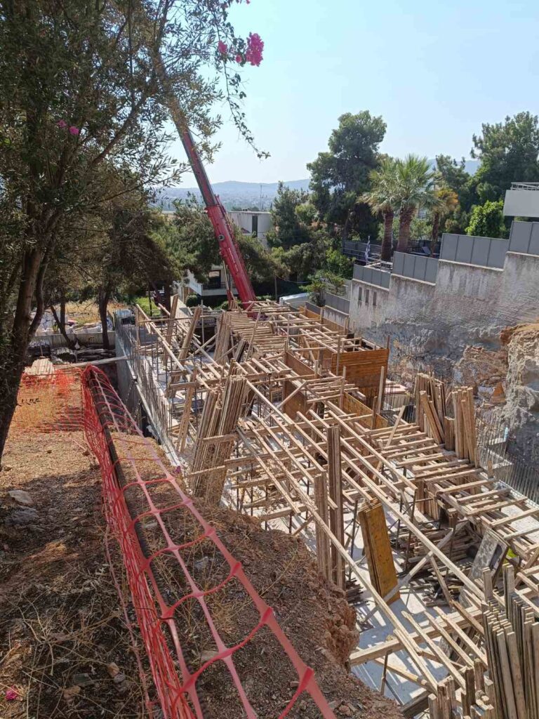 Ανέγερση Διπλοκατοικίας με Υπόγειο Στέγη Εσωτερικό Εξώστη και Κολυμβητική Δεξαμενή