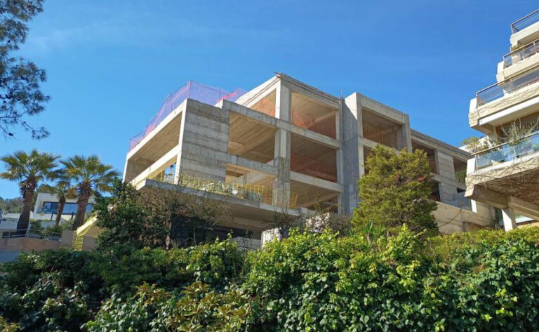 Ανέγερση Διπλοκατοικίας με Υπόγειο Στέγη Εσωτερικό Εξώστη και Κολυμβητική Δεξαμενή