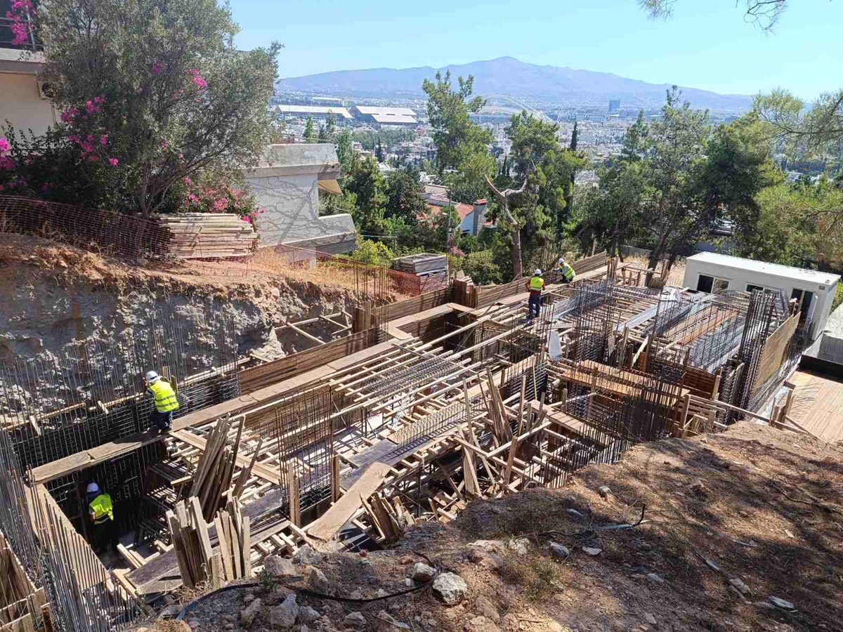 Ανέγερση Διπλοκατοικίας με Υπόγειο Στέγη Εσωτερικό Εξώστη και Κολυμβητική Δεξαμενή
