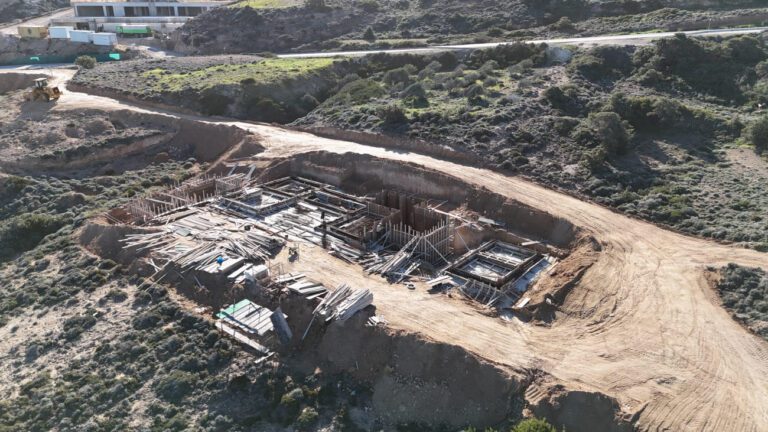 Ανέγερση ισόγειας κατοικίας με κολυμβητική δεξαμενή σε ημιβραχώδες έδαφος στον Μύτακα Μήλου