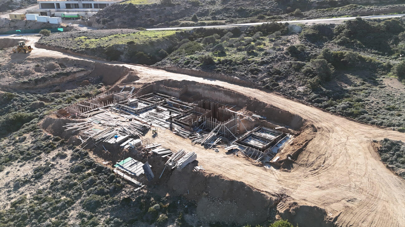 Ανέγερση ισόγειας κατοικίας με κολυμβητική δεξαμενή σε ημιβραχώδες έδαφος στον Μύτακα Μήλου